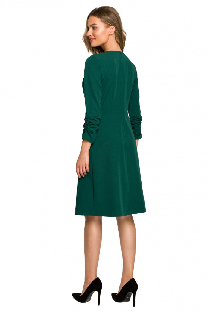 Elegancka sukienka midi z wiązaniem w dekolcie V fason A zielona